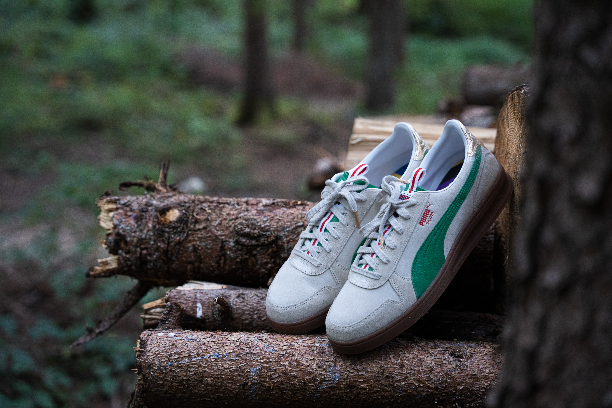 PUMA x Rothaus Sneaker zum 70. Geburtstag des Tannenzäpfle in Alpine Snow auf einem Holzstapel im Schwarzwald